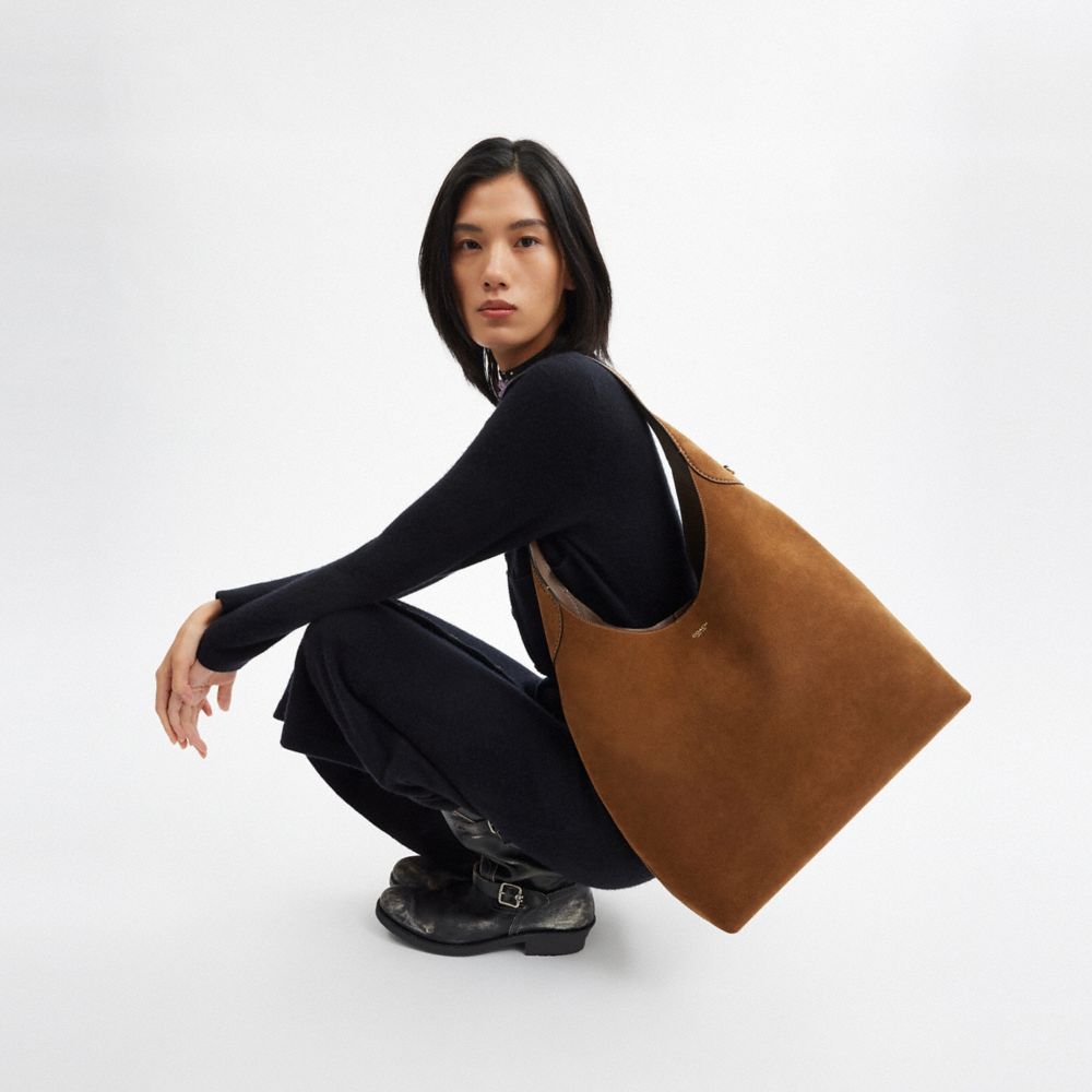 Suede Comeback! 5 Alasan Kenapa Tas Suede Kembali Hits